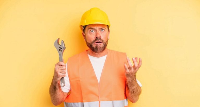 un homme faisant face a une situation d'urgence serrurier Marseille