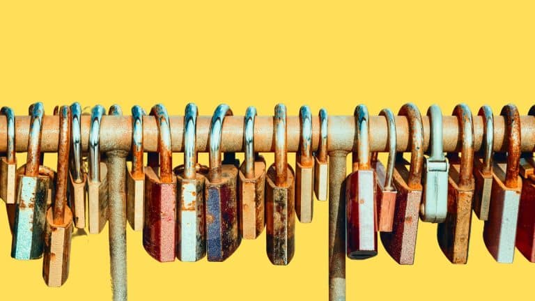 Plusieurs cadenas sur une barre pour les différents types de serrures