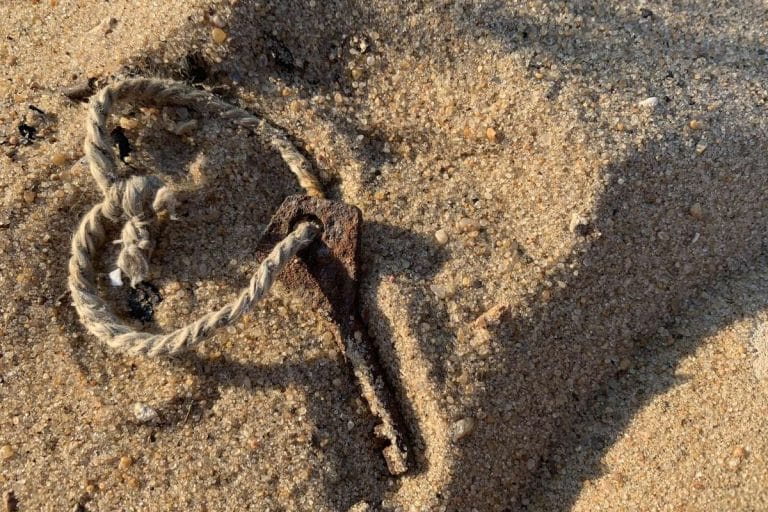 Clé perdue sur la plage